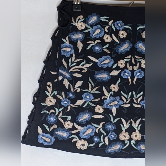 ZARA MINI SKIRT FITSXS EMBROIDERED FLORAL NAVY BLUE LACE UP SIDES BOHO CALI CHIC - Picture 3 of 9